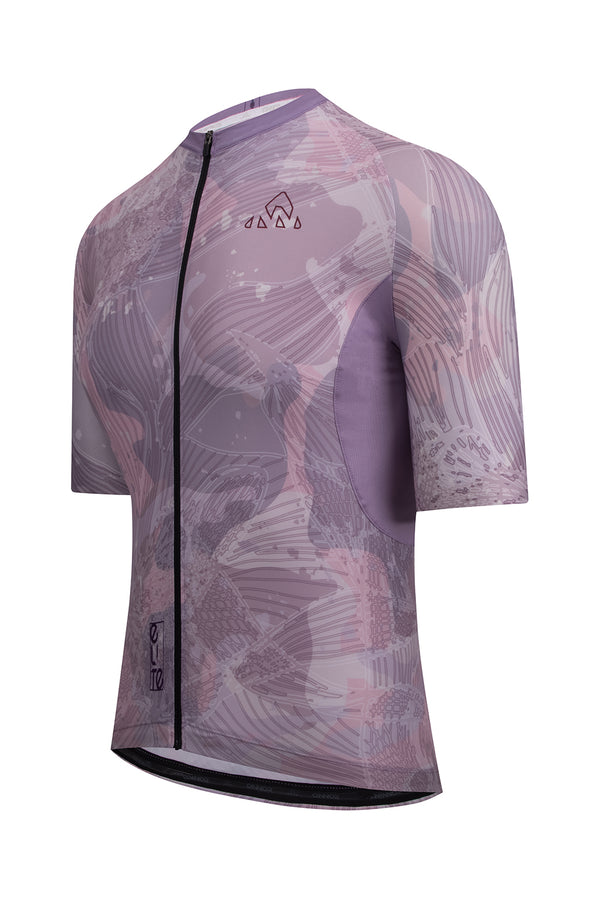  cycling jerseys shortlong sleeve  sale -  Close-up shot presenting the ONNOR logo on the Men's Shu Elite Cycling Jersey Short Sleeve in light purple and grey. This image reflects the brand's unwavering commitment to providing high-quality, performance-enhancing cycling gear that excels in both comfort and style. Every detail, from the color choices to the placement of the logo, exhibits meticulous design and quality craftsmanship.