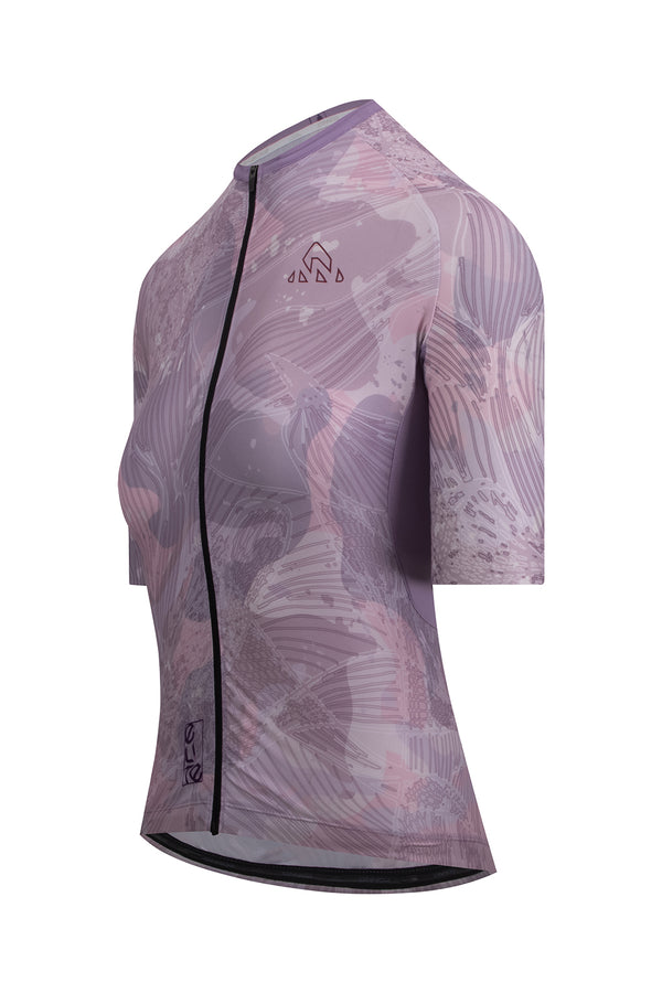  buy cycling apparel women miami -  Close-up image featuring the ONNOR logo on the Women's Shu Elite Cycling Jersey Short Sleeve in light purple and grey. The image embodies the brand's dedication to delivering high-quality, performance-optimized cycling gear, which provides both comfort and style. Every detail, from color selection to logo placement, showcases the meticulous design and craftsmanship.