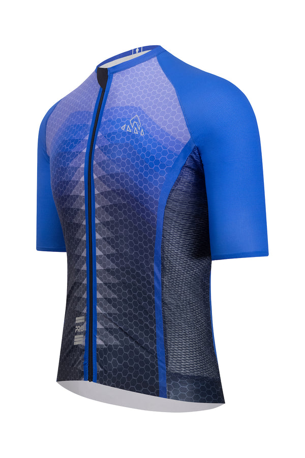  clearance cycling & triathlon apparel  sale -  A man wearing a fashionable and breathable cycling t-shirt with short sleeves. This man's cycling t-shirt is designed for comfort and performance during intense biking sessions.