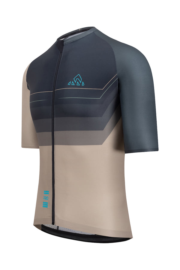  clearance cycling & triathlon apparel  sale -  A men's biking jersey with short sleeves. The jersey has a streamlined fit and is made from a stretchy, moisture-wicking fabric to optimize performance.