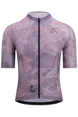 Front view of the Men's Shu Elite Cycling Jersey Short Sleeve in light purple and grey colors by ONNOR. This image showcases the jersey's contemporary design and ONNOR's steadfast commitment to exceptional quality. Created with the aim of augmenting cycling performance and style, the jersey is an embodiment of cutting-edge technology and fashion-forward design.