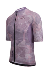 Close-up shot presenting the ONNOR logo on the Men's Shu Elite Cycling Jersey Short Sleeve in light purple and grey. This image reflects the brand's unwavering commitment to providing high-quality, performance-enhancing cycling gear that excels in both comfort and style. Every detail, from the color choices to the placement of the logo, exhibits meticulous design and quality craftsmanship.