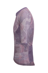 Side view of the light purple and grey Men's Shu Elite Cycling Jersey Short Sleeve from ONNOR. This image showcases the jersey's sleek silhouette and advanced design that merges innovative technology and fashion, resulting in a superior cycling experience. The unique color combination further sets the jersey apart, appealing to cyclists seeking style and performance.