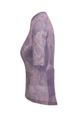 Side view of the light purple and grey Women's Shu Elite Cycling Jersey Short Sleeve from ONNOR. The image exhibits the jersey's streamlined silhouette and advanced design, which harmonizes state-of-the-art technology and fashion aesthetics, resulting in a superior cycling experience. The unique color mix further distinguishes the jersey, appealing to style-conscious cyclists.