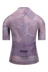 Rear view of the Women's Shu Elite Cycling Jersey Short Sleeve by ONNOR in light purple and grey. This picture emphasizes the practical rear pockets and reflective safety details, underlining the brand's devotion to fusing utility, safety, and style in their distinctive cycling attire. The vibrant colors and innovative design fully encapsulate ONNOR's philosophy of superior cycling gear.