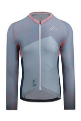 Front view of the Men's Skadi Elite Cycling Jersey Long Sleeve in light gray and light blue by ONNOR. This image presents the jersey's modern design along with the brand's commitment to supreme quality. Engineered to enhance cycling performance and style, this jersey stands as a testament to the harmonious integration of advanced technology and aesthetic design.