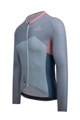 Detailed image of the collar of the Men's Skadi Elite Cycling Jersey Long Sleeve by ONNOR in light gray and light blue. This photograph depicts the perfect balance of style and comfort in the jersey's design, reflecting ONNOR's commitment to crafting innovative, comfortable, and visually appealing cycling attire.