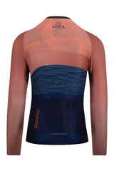 Rear view of the Men's Tyr Elite Cycling Jersey Long Sleeve by ONNOR in blue and orange. The image emphasizes the practical rear pockets and safety-enhancing reflective details, underlining the brand's dedication to melding utility, safety, and style in their unique cycling gear. The bold color scheme and modern design perfectly represent ONNOR's commitment to top-notch cycling attire.