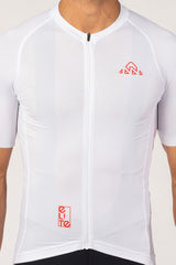 A male cyclist sporting a short-sleeved cycle shirt. This men's cycling tee combines style and functionality, providing a comfortable fit and enhanced aerodynamics.