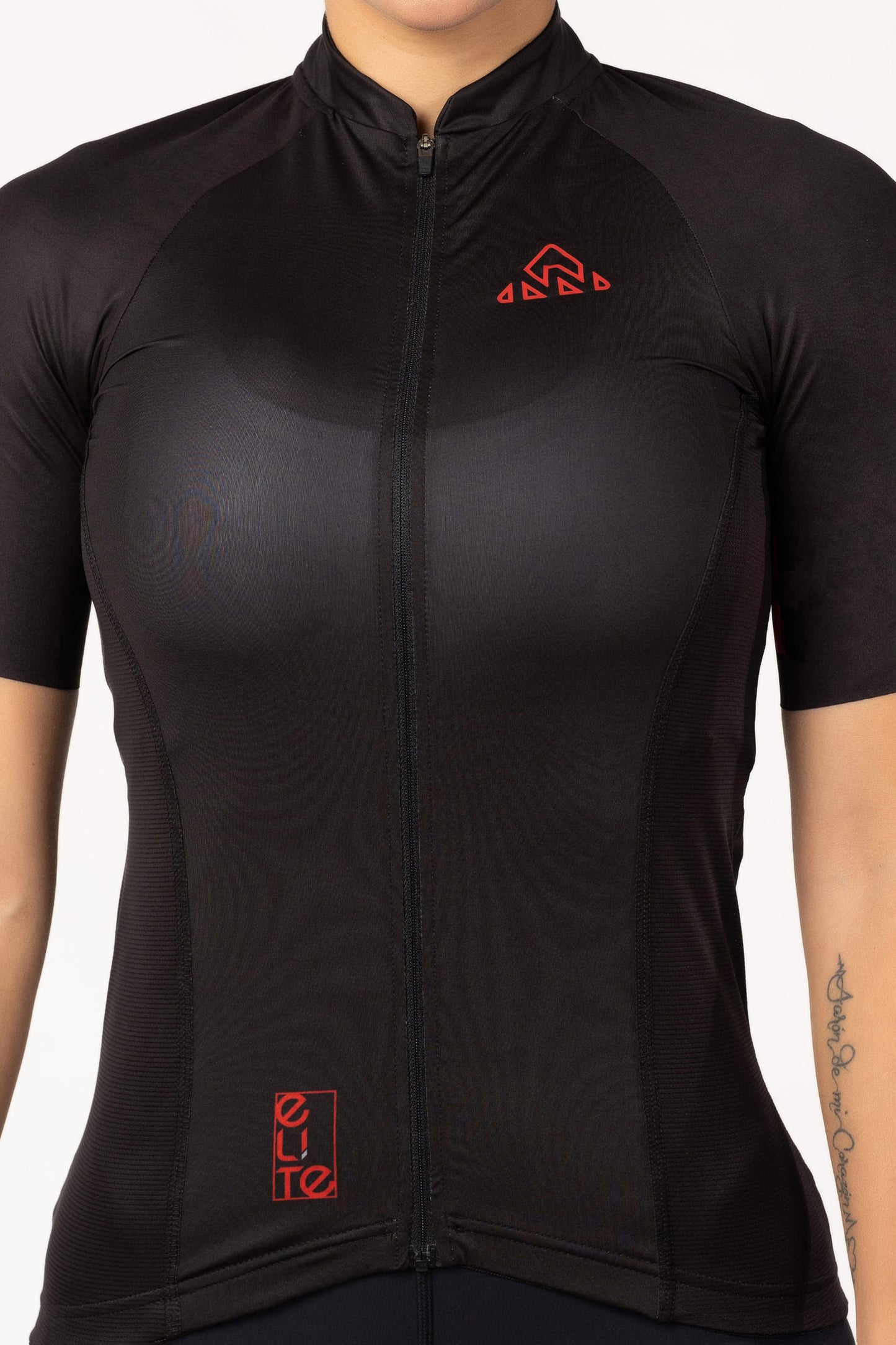 A short-sleeved women's cycling shirt displayed on a mannequin. The shirt has a stylish design and is specifically tailored for female cyclists.