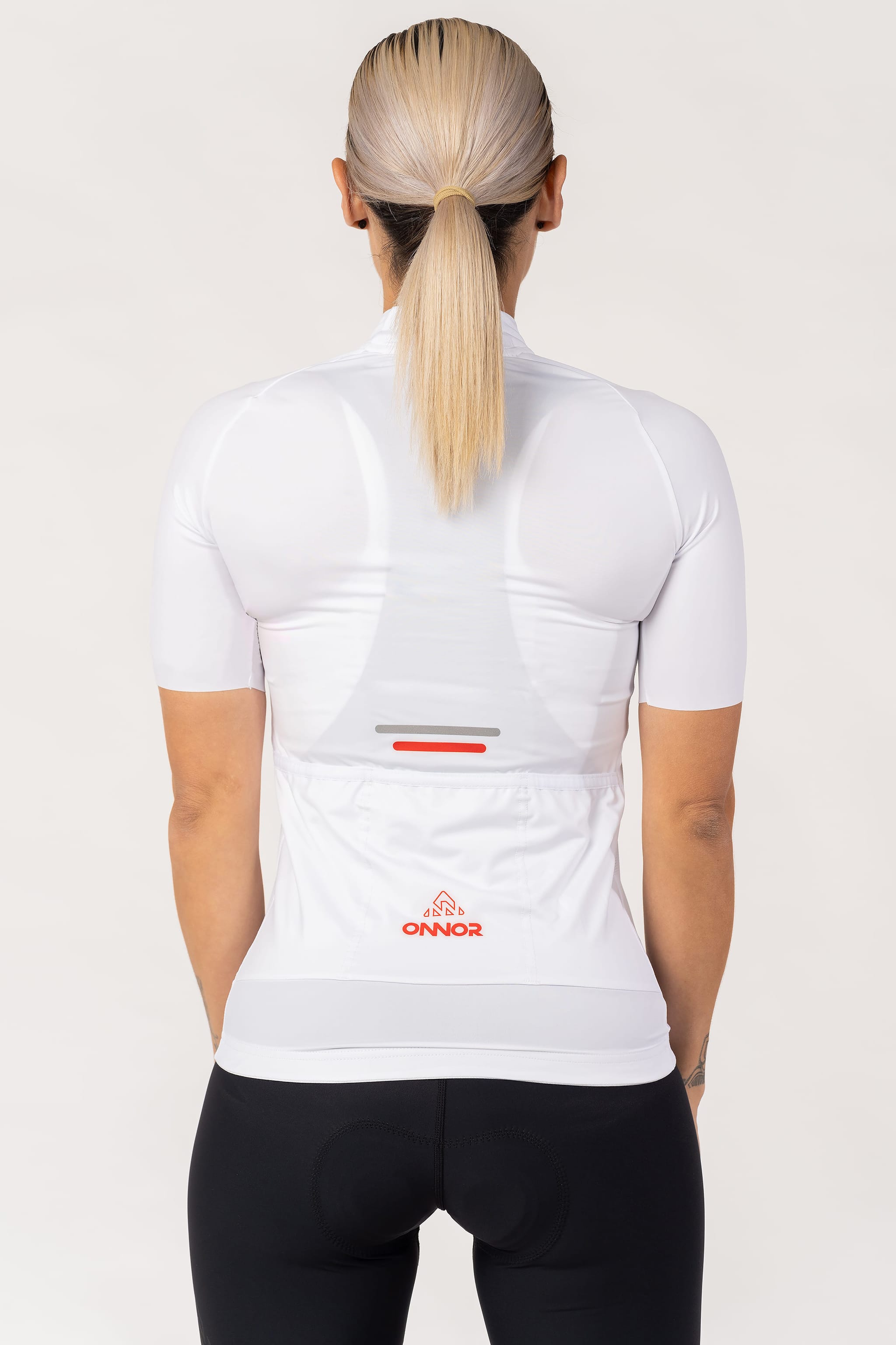 A ladies' cycling shirt with sleeves that don't reach the wrists. The shirt has a relaxed and casual vibe, perfect for leisurely bike rides or commuting. It is made of a soft and breathable material, ensuring all-day comfort.