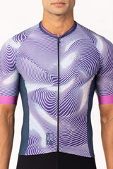 A man wearing a masculine cycle shirt with short sleeves. This stylish men's mountain biking jersey is designed to enhance performance and provide maximum comfort on the trails.