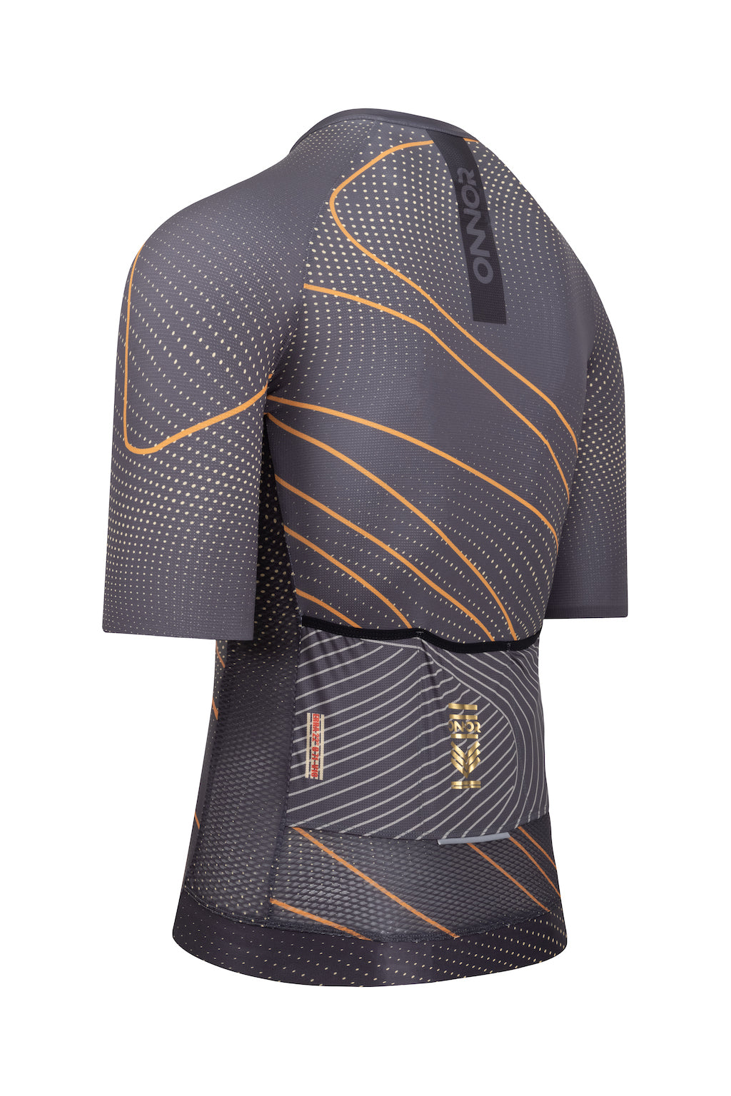 A man wearing a comfortable and stylish bicycle top with short sleeves. This men's mountain biking jersey offers a perfect fit and enhances the rider's performance on challenging terrains.