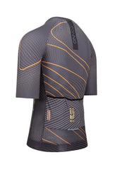 A man wearing a comfortable and stylish bicycle top with short sleeves. This men's mountain biking jersey offers a perfect fit and enhances the rider's performance on challenging terrains.