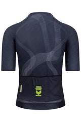 A man wearing a top-notch cycling shirt with short sleeves. This men's bicycle jersey is designed for optimal performance and comfort during long rides.