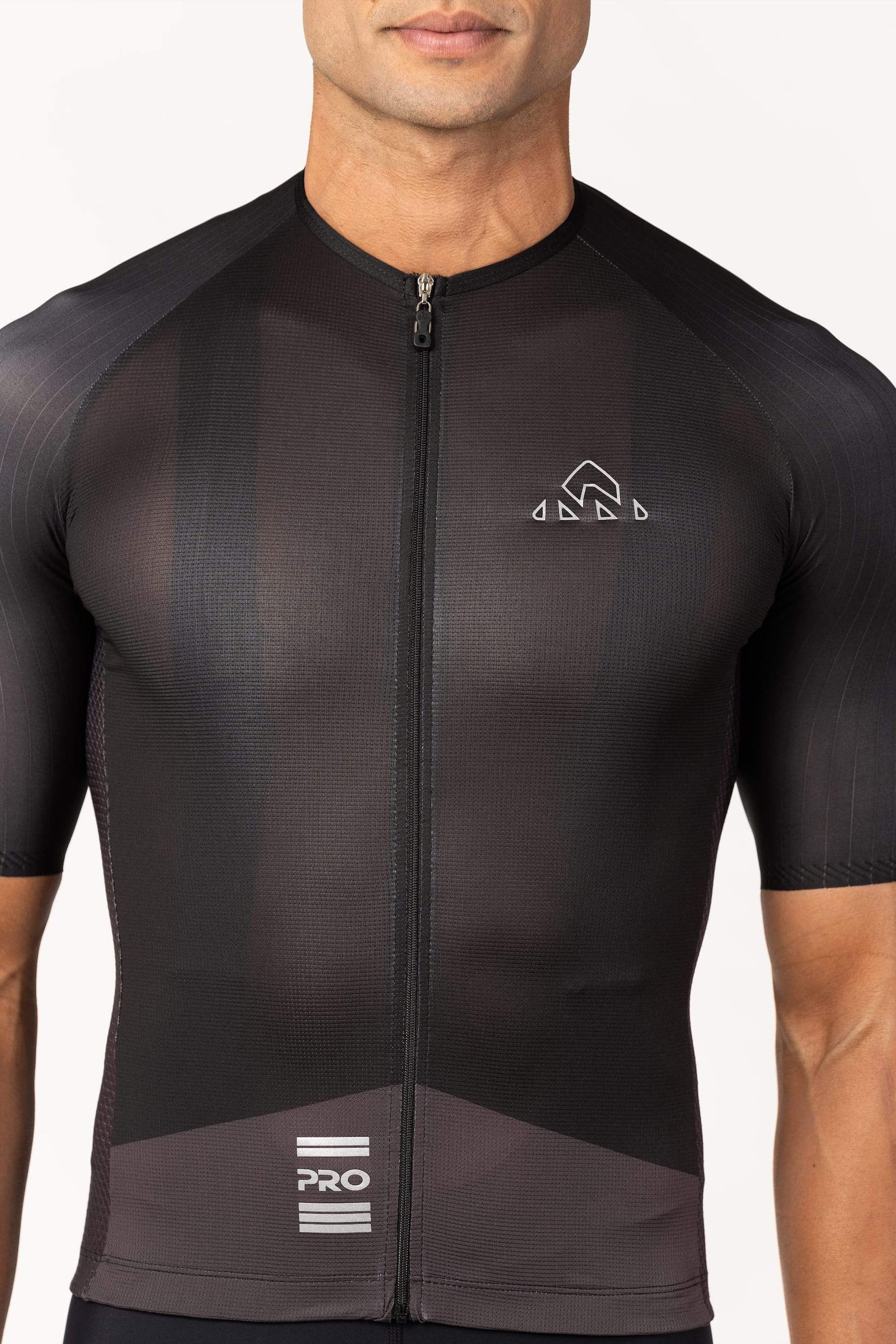 A gentlemen's cycling top with short sleeves. This stylish and functional men's bike shirt offers a comfortable fit and enhanced performance for the modern cyclist.