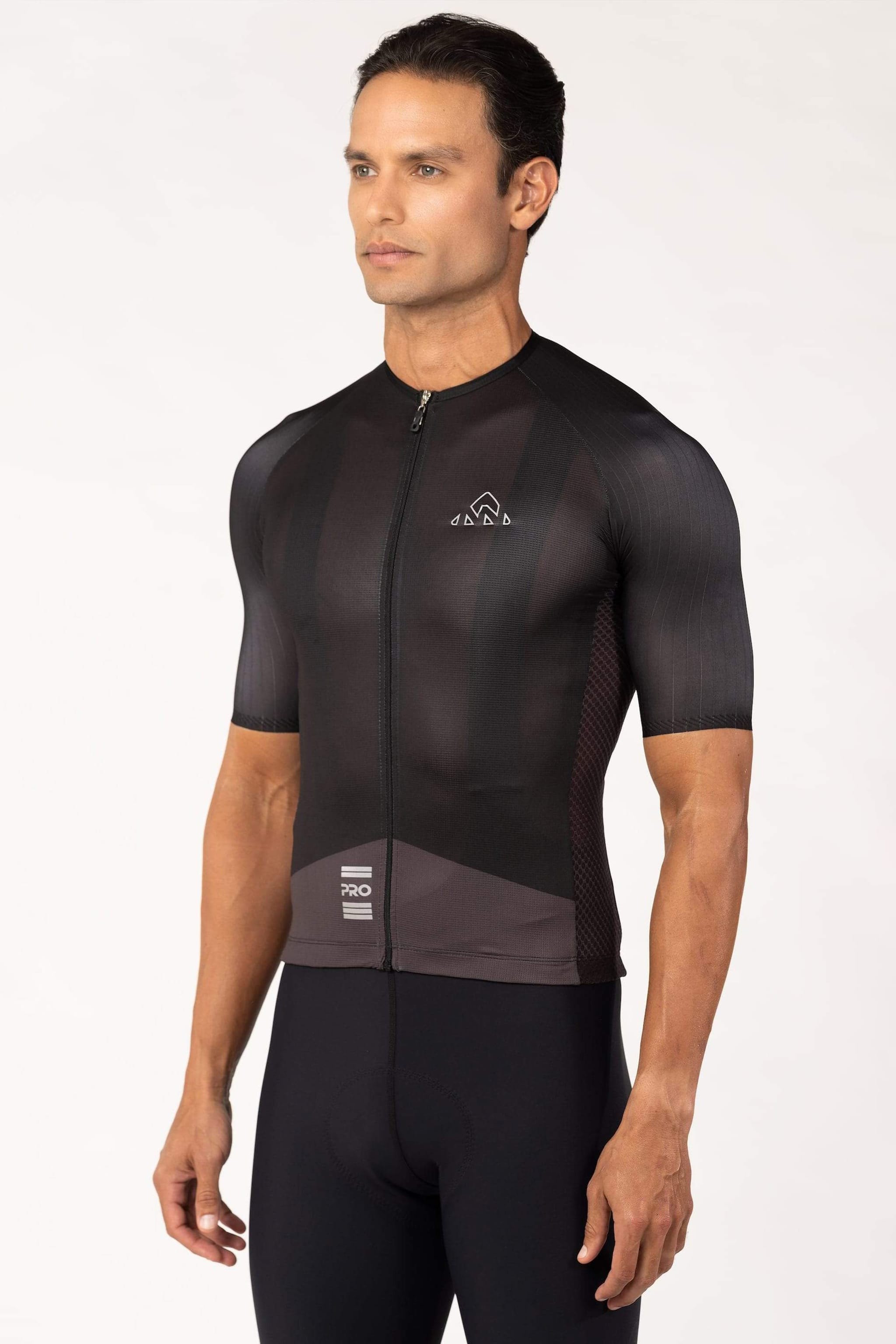 A close-up of a men's biking top with short sleeves. The shirt is designed specifically for male cyclists, featuring a comfortable fit and a stylish design. Perfect for your biking adventures.