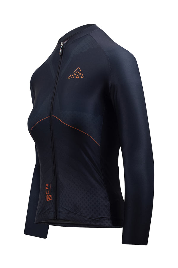  A close-up image of a women's cycling top with long sleeves. The jersey is made specifically for female cyclists and provides full arm coverage. It features a sleek design and is tailored for cooler weather conditions. This long-sleeved women's cycling shirt is ideal for extra warmth and provides extended arm length for increased protection.