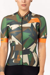 This women's biking blouse is a versatile addition to your cycling wardrobe. The short-sleeved garment offers a feminine and flattering silhouette, while its moisture-wicking properties keep you dry during intense rides.