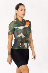 Step up your cycling game with this stylish ladies' cycling top. The short-sleeve feminine bike shirt is designed to enhance performance and provide optimal comfort. Its ergonomic construction ensures a great fit for women cyclists.