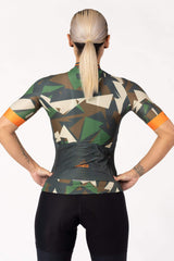 Achieve both style and functionality with this feminine bike attire. The women's cycle jersey with short sleeves features a modern design and high-performance fabric, making it a must-have for female cyclists seeking comfort and fashion.