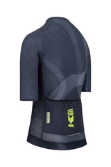 A short-sleeved top for women's cycling, displayed on a wooden hanger. The top is made from durable fabric and is suitable for various weather conditions.