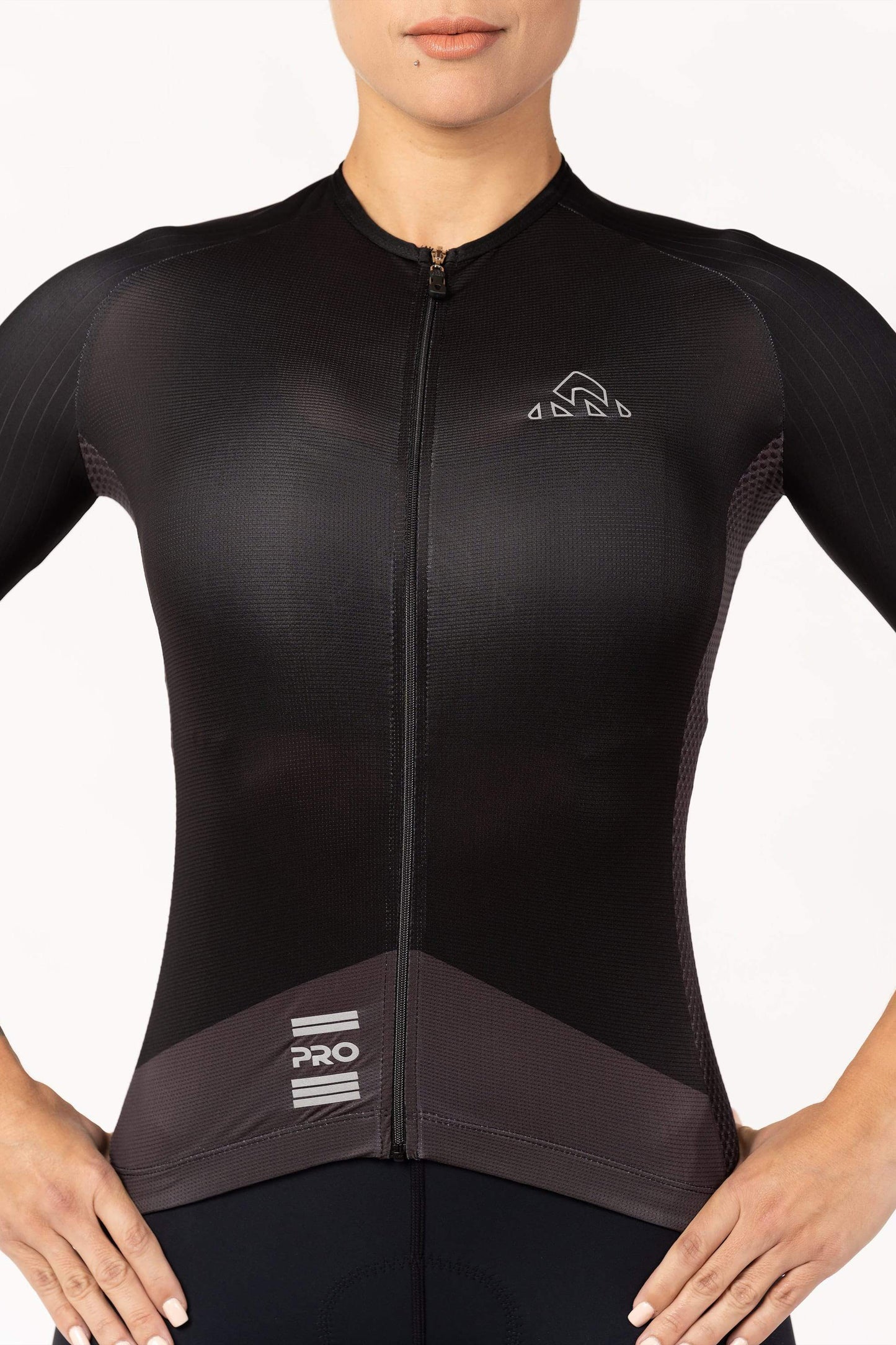 Enhance your cycling experience with this women's cycle tee. The short-sleeved jersey combines functionality and fashion, ensuring optimal performance while maintaining a stylish look. The lightweight fabric keeps you cool and comfortable on your rides.